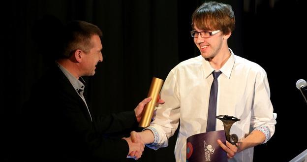 Laureat festiwalu Piotr Zacheja odbiera nagrodę z rąk Janusza Bieleckiego, fot. nicKram.com /materiały prasowe