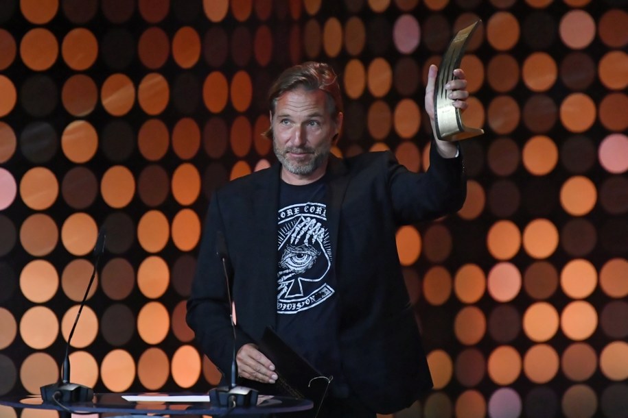 Laureat konkursu "inne spojrzenie" za film "Apokawixa", reżyser Xavery Żuławski z nagrodą Złotego Pazura na gali zakończenia 47. Festiwalu Polskich Filmów Fabularnych w Gdyni / 	Adam Warżawa    /PAP