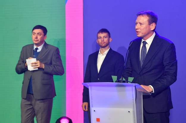 Laureat nagrody w kategorii Reportaż historyczny za publikację „Wielka gra majora Żychonia. As wywiadu kontra Rzesza” Andrzej Brzeziecki (P), członek jury Marek Kownat (L) oraz prawnuk Witolda Pileckiego Krzysztof Kosior (C) / 	Radek Pietruszka   /PAP