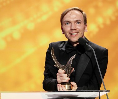 Laureatem nagrody publiczności został film "Sala samobójców. Hejter" Jana Komasy. "Bardzo się cieszę, że mogę was zobaczyć po 12 miesiącach i bardzo chciałem podziękować w imieniu całej ekipy 'Sali samobójców. Hejtera' widzom. Dzięki wam jesteśmy tutaj i mam nadzieję, że szybko wrócicie do kin" - zaznaczył Komasa.


 