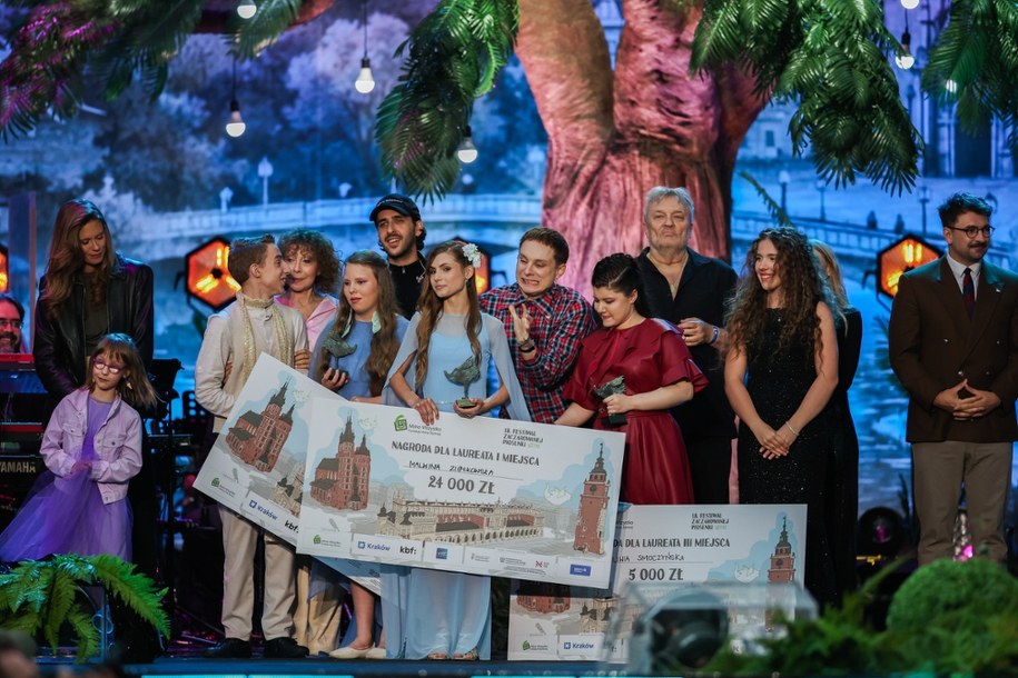 Laureatka 1. miejsca Malwina Ziółkowska na zbiorowym zdjęciu uczestników koncertu finałowego 18. Festiwalu Zaczarowanej Piosenki na Rynku Głównym w Krakowi /Łukasz Gągulski /PAP