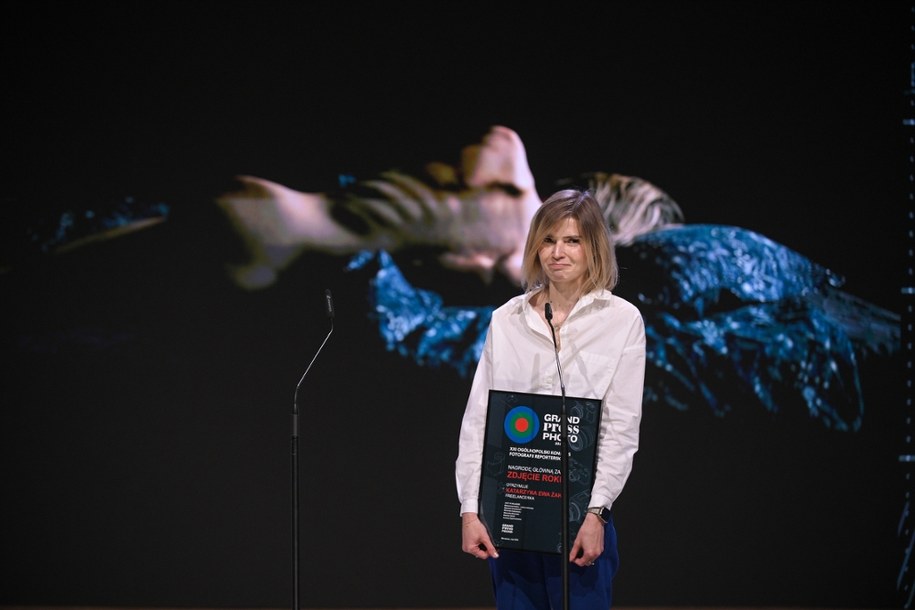 Laureatka nagrody głównej za Zdjęcie Roku oraz pierwszej nagrody w kategorii „People stories” Katarzyna Ewa Żak podczas gali finałowej XXI Ogólnopolskiego Konursu Forografii Reporterskiej Grand Press Photo 2025 w Studiu Koncertowym Polskiego Radia im. Witolda Lutosławskiego w Warszawie.29.05.2025 r.