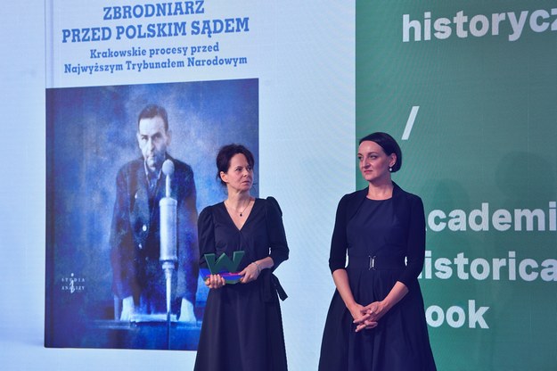 Laureatka nagrody w kategorii „naukowa książka historyczna” za publikację „Niemiecki zbrodniarz przed polskim sądem. Krakowskie procesy przed Najwyższym Trybunałem Narodowym” Joanna Lubecka (L) oraz dyrektor Instytutu Pileckiego Magdalena Gawin (P)