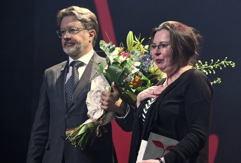 Laureatka, poetka Marta Podgórnik, odbiera nagrodę z rąk sekretarza Wisławy Szymborskiej, członka zarządu Fundacji Michała Rusinka / 	Jacek Bednarczyk    /PAP
