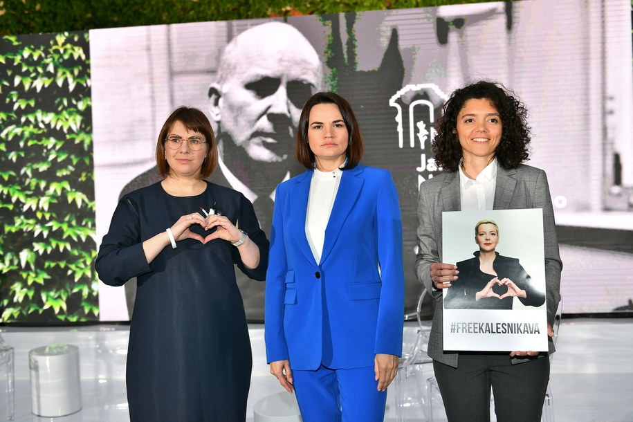 Laureatki nagrody, białoruskie opozycjonistki: Swiatłana Cichanouska (P) i Olga Kovalkova (L) oraz odbierająca w imieniu Maryi Kalesnikawej, jej siostra Taccjana Chomicz (C) / 	Maciej Kulczyński    /PAP