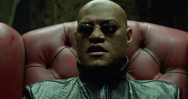 Laurence Fishburne w scenie z filmu "Matrix" /materiały prasowe