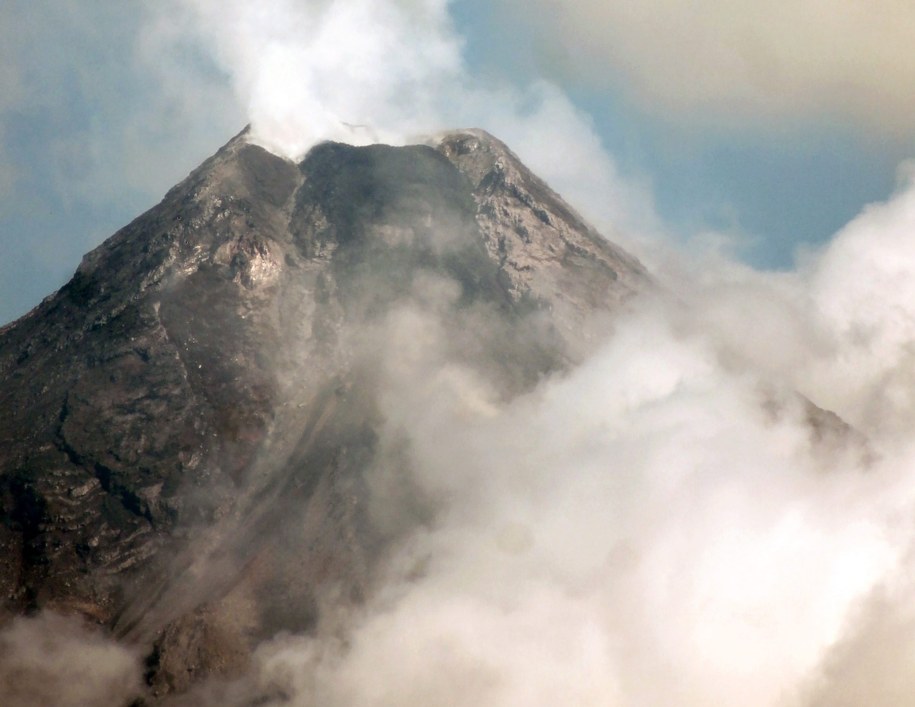 Lawa spływa zboczami wulkanu Mayon, najbardziej aktywnego wulkanu na Filipinach (wrzesień 2014) /ABNER P. CORPUS /PAP/EPA