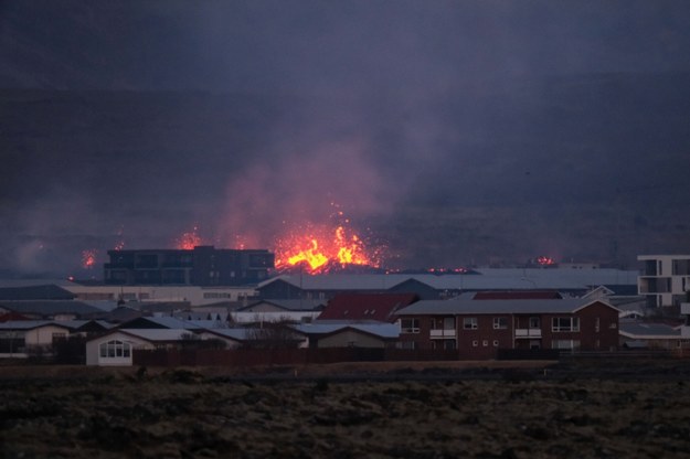 Lawa wdziera się do islandzkiego miasta Grindavík /ANTON BRINK  /PAP/EPA
