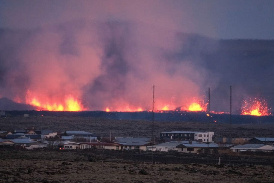 Lawa wdziera się do islandzkiego miasta Grindavík /ANTON BRINK  /PAP/EPA