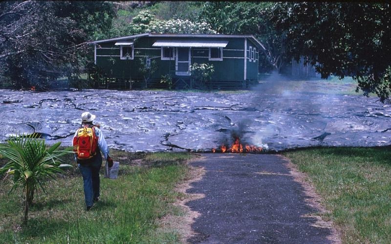 Lawa z Kilauea niszcząca miasto Kalapana na Hawajach /UNITED STATES GEOLOGICAL SURVEY /Wikimedia