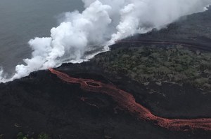 Lawa z wulkanu Kilauea niszczy kolejne domy i dociera już do oceanu