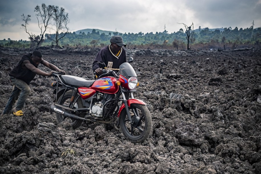 Lawa zniszczyła wiele domów /Michel Lunanga /PAP/EPA