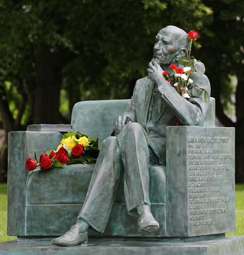 Ławeczka Jana Karskiego w Warszawie /Paweł Supernak  /PAP