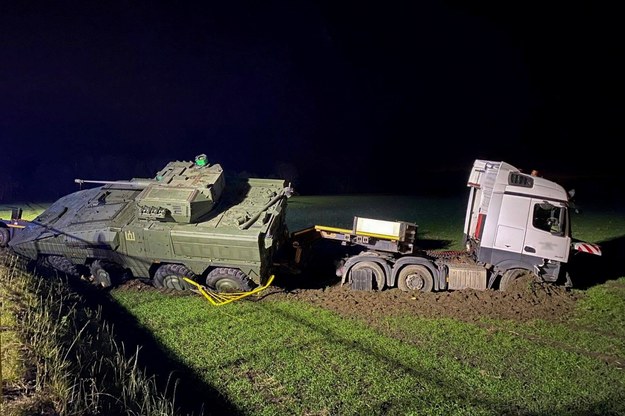 Laweta z litewskim transporterem na poboczu drogi /KW PSP w Poznaniu /PAP