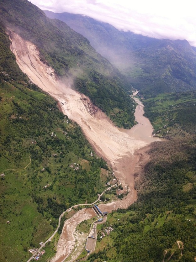Lawina błotna zeszła w Nepalu w sobotę /RANJAN LIMBU   /PAP/EPA