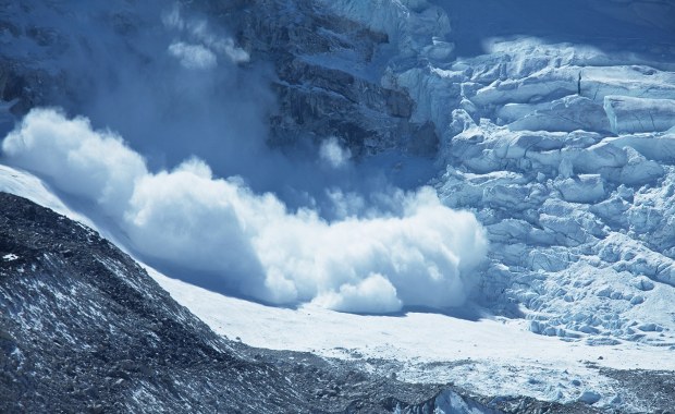 ​Lawina porwała himalaistów. Zmrok przerwał akcję ratunkową