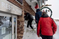 Lawina spadła na hotel w Austrii