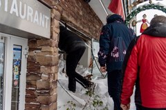 Lawina spadła na hotel w Austrii