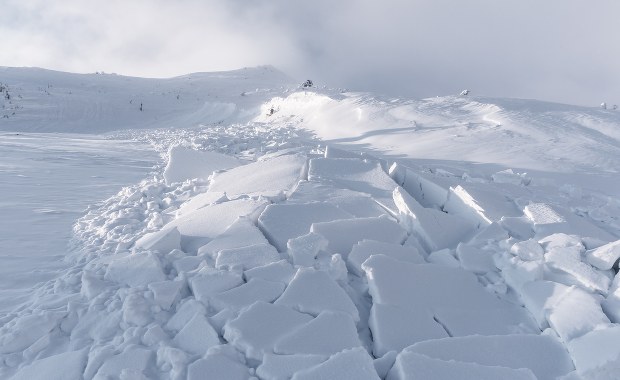 Lawina w Austrii. Narciarze zostali przysypani, jeden nie żyje