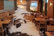 Lawina wdarła się przez okna do restauracji pełnej ludzi