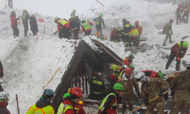 Lawina zeszła w środę po południu w rezultacie trzęsienia ziemi w Abruzji. /PAP/EPA/SOCCORSO ALPINO HANDOUT /PAP/EPA