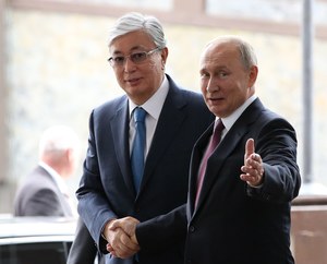 Lawirują między Rosją, Chinami, Iranem a Zachodem. Chcą na tym zarabiać