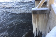 Ławka z lodu, gigantyczne sople... Mróz w Gdyni-Orłowie