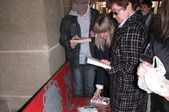 Ławki z darmowymi książkami w Bibliotece Wojewódzkiej w Krakowie