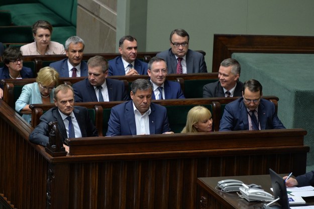 Ławy rządowe podczas środowego posiedzenia Sejmu /Jacek Turczyk /PAP