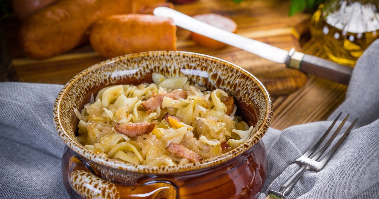 Łazanki z kiszoną kapustą i kiełbasą to tani obiad dla całej rodziny /Arkadiusz Fajer /123RF/PICSEL