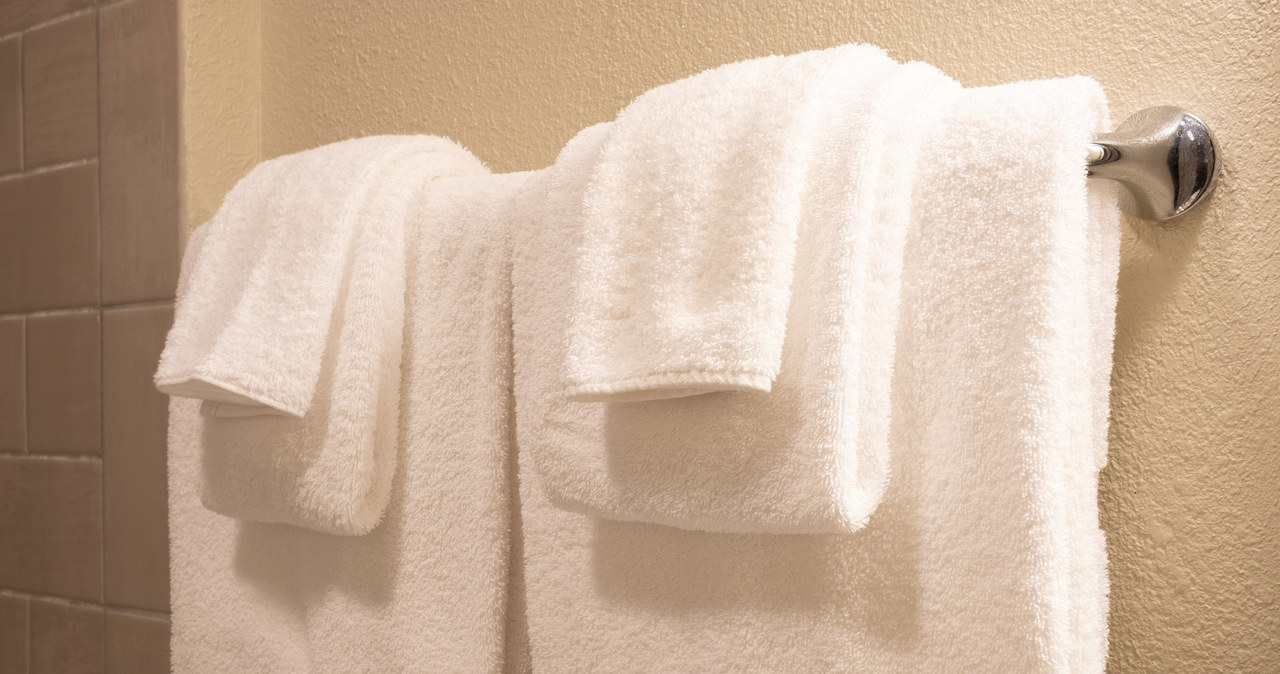 Łazienka to wilgotne środowisko, które jest siedliskiem bakterii i grzybów, masowo osadzających się na ręczniku /123RF/PICSEL