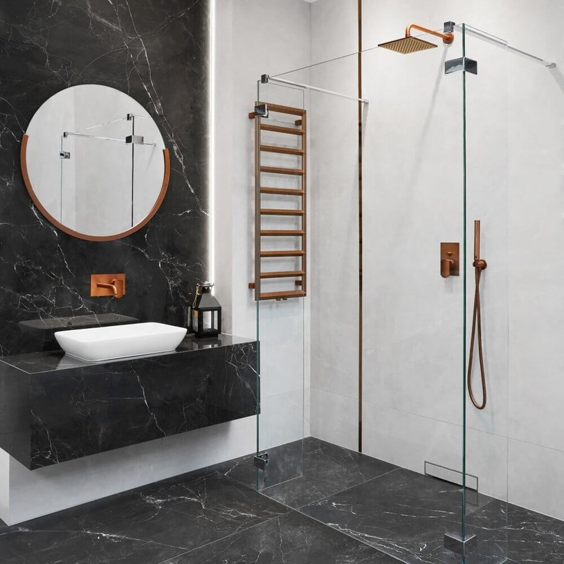 Łazienka w kawalerce o małej powierzchni z przestronnym prysznicem. Płytki wielkoformatowe imitujące marmur prezentują się w niej bardzo elegancko i schludnie / pixabay.com /.