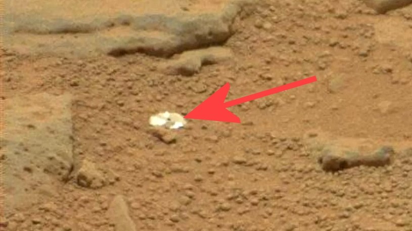 Łazik Curiosity odkrył na powierzchni Marsa tajemniczą, błyszczącą skałę /Geekweek