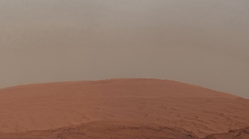 Łazik Curiosity wysłał na Ziemię nowe zdjęcie. Widać na nim niebo, chmury i... /Geekweek