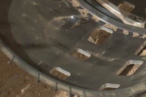 Łazik Curiosity z uszkodzonym kołem