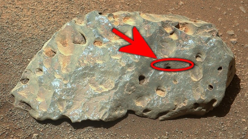 Łazik na Marsie natrafił na skałę, w której znajduje się łańcuszek dziwnych otworów /Geekweek