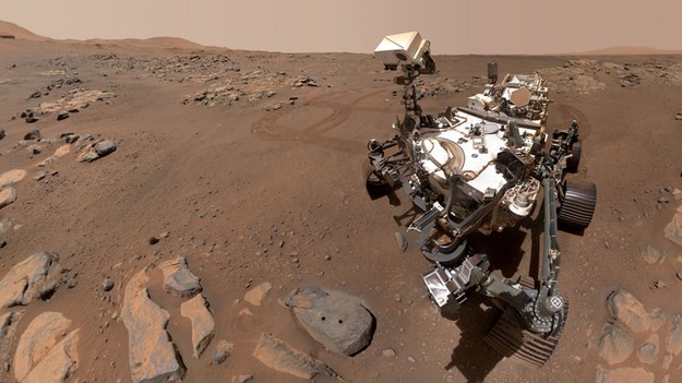 Łazik Perseverance na "selfie", które wykonał w pobliżu skały “Rochette”. Widać ślady pierwszych udanych wierceń, które pozwoliły pobrać próbki. /NASA/JPL-Caltech/MSSS /Materiały prasowe