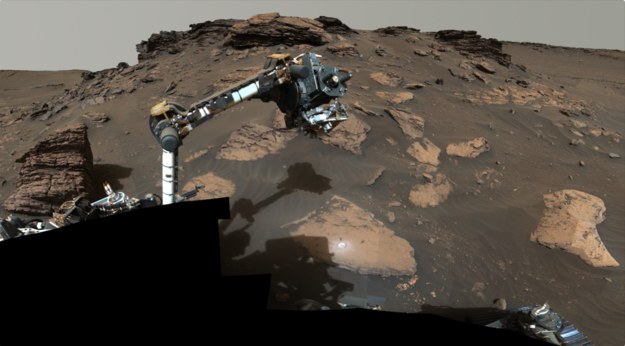 Łazik Perseverance NASA zlokalizowany wokół skalistego występu zwanego „Skinner Ridge” w kraterze Jezero na Marsie /NASA/JPL-Caltech/ASU/MSSS /NASA