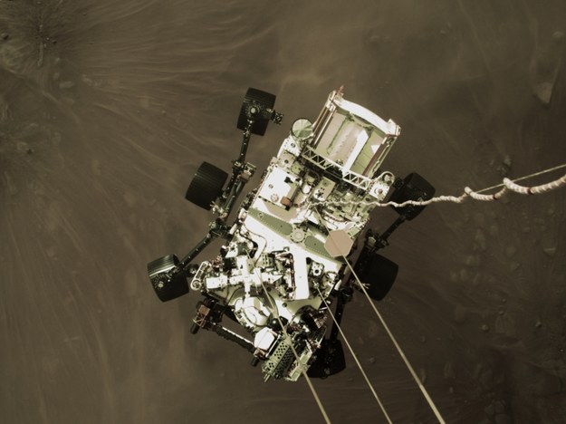 Łazik Perseverance podtrzymywany przez kosmiczny dźwig tuż przed lądowaniem /NASA/JPL-Caltech /Materiały prasowe
