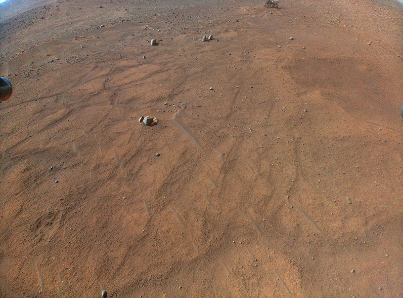 Łazik Perseverance (u góry) uchwycony przez drona Ingenuity w trakcie 54. lotu /NASA/JPL-Caltech /materiał zewnętrzny