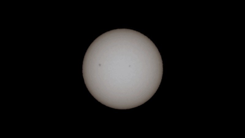 Łazik Perseverance uchwycił te obrazy plam słonecznych przemieszczających się po Słońcu w dniach 24-27 lutego 2026 roku. /NASA/JPL-Caltech/ASU/MSSS/SSI /Materiały prasowe