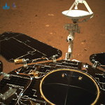 Łazik Zhurong zjechał z lądownika na powierzchnię Marsa