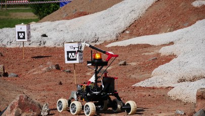 Łaziki marsjańskie na torze pełnym śladów ognia, lodu i wody