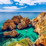 Lazurowa woda, piaszczyste plaże i majestatyczne klify. Oto jakie "perełki" skrywa Algarve, czyli południe Portugalii