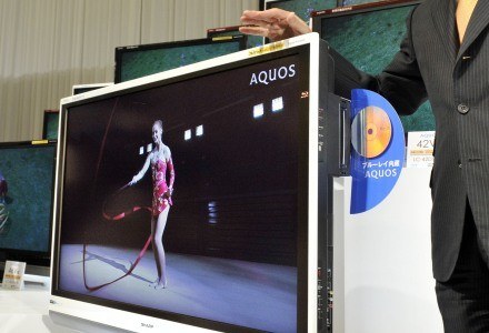 LCD Sharp AQUOS DX z nagrywarką Blu-ray podczas prezentacji w Tokio /AFP