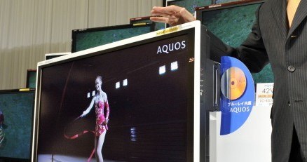 LCD Sharp AQUOS DX z nagrywarką Blu-ray podczas prezentacji w Tokio /AFP