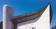 Le Corbusier, kaplica Notre-Dame-du-Haut, Ranchamp, Francja /Encyklopedia Internautica