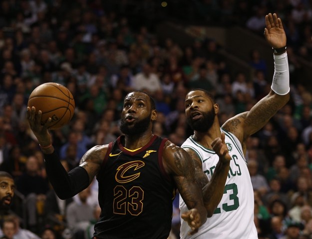 LeBron James i Marcus Morris w trakcie styczniowego ligowego pojedynku Cleveland Cavaliers z Boston Celtics /CJ GUNTHER /PAP/EPA