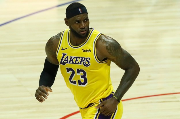 LeBron James jest jednym z bohaterów niedzielnego meczu /ETIENNE LAURENT /PAP/EPA