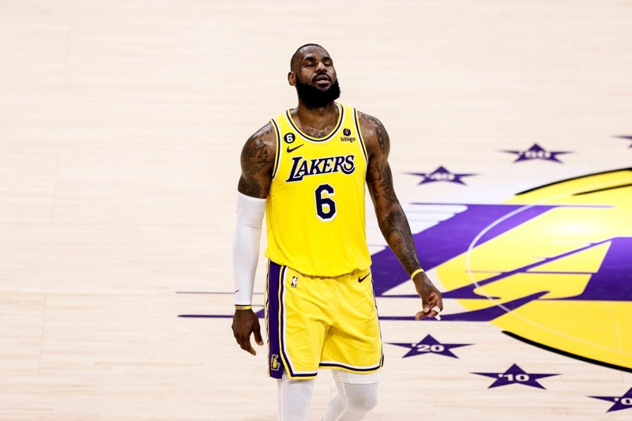LeBron James przedłużył kontrakt z Los Angeles Lakers /EPA/ETIENNE LAURENT /PAP